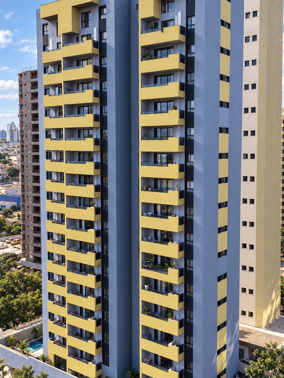 Torre residencial com varandas amarelas